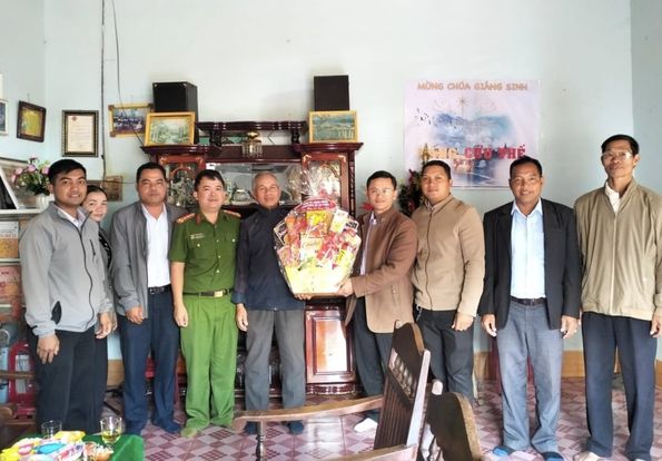 LÃNH ĐẠO XÃ ĐI THĂM VÀ CHÚC MỪNG GIÁNG SINH CÁC CƠ SỞ TÔN GIÁO