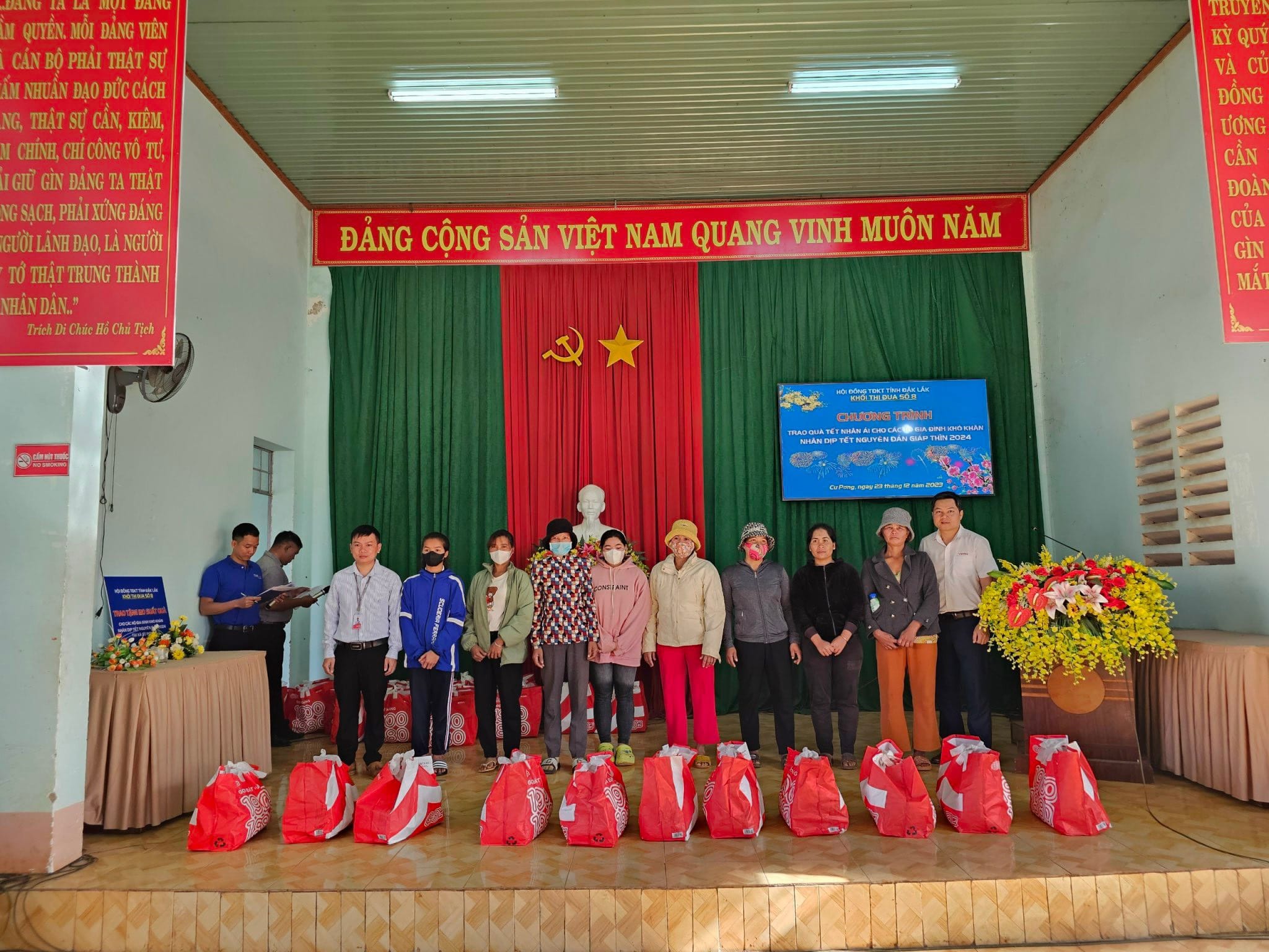 TRAO QUÀ TẾT NHÂN ÁI CHO CÁC HỘ GIA ĐÌNH KHÓ KHĂN TẠI XÃ CƯ PƠNG
